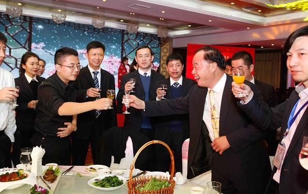 职场新人陪领导吃饭这4条敬酒语必须要学会