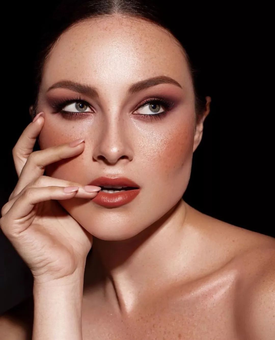 没有何穗亲自画的限定鱼尾眼线,只好自己画了!