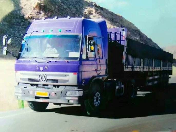 图丨老版八平柴(左),改款紫罗兰(右) 正面的"dongfeng"改为汉字"东风"