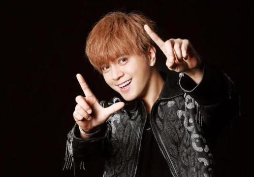 看到罗志祥给粉丝的福利,隔着透明板"接吻",抱抱摸头杀齐上阵__凤凰网