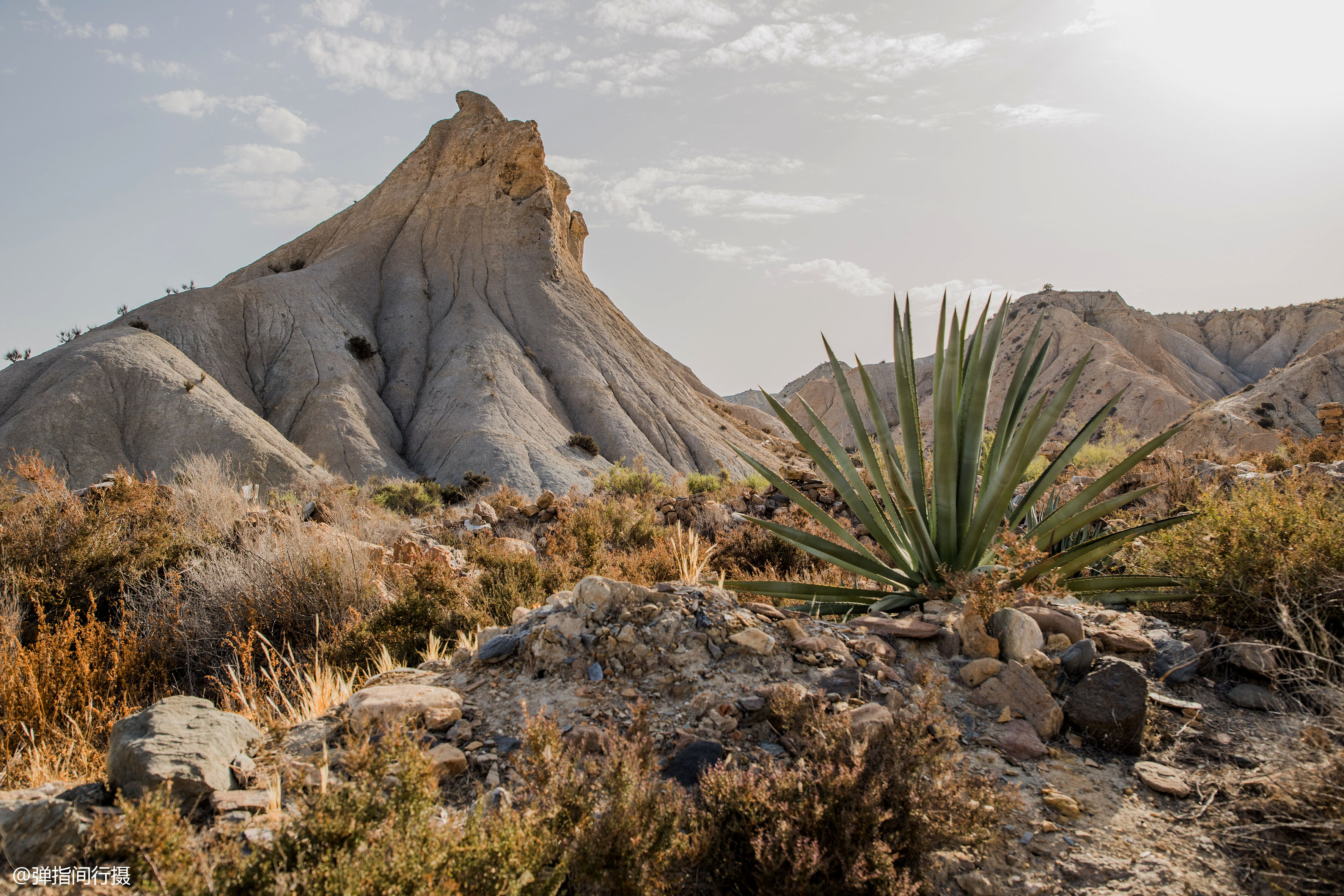 西班牙南部的神秘沙漠风光原始诡异中国网红在40度高温拍照