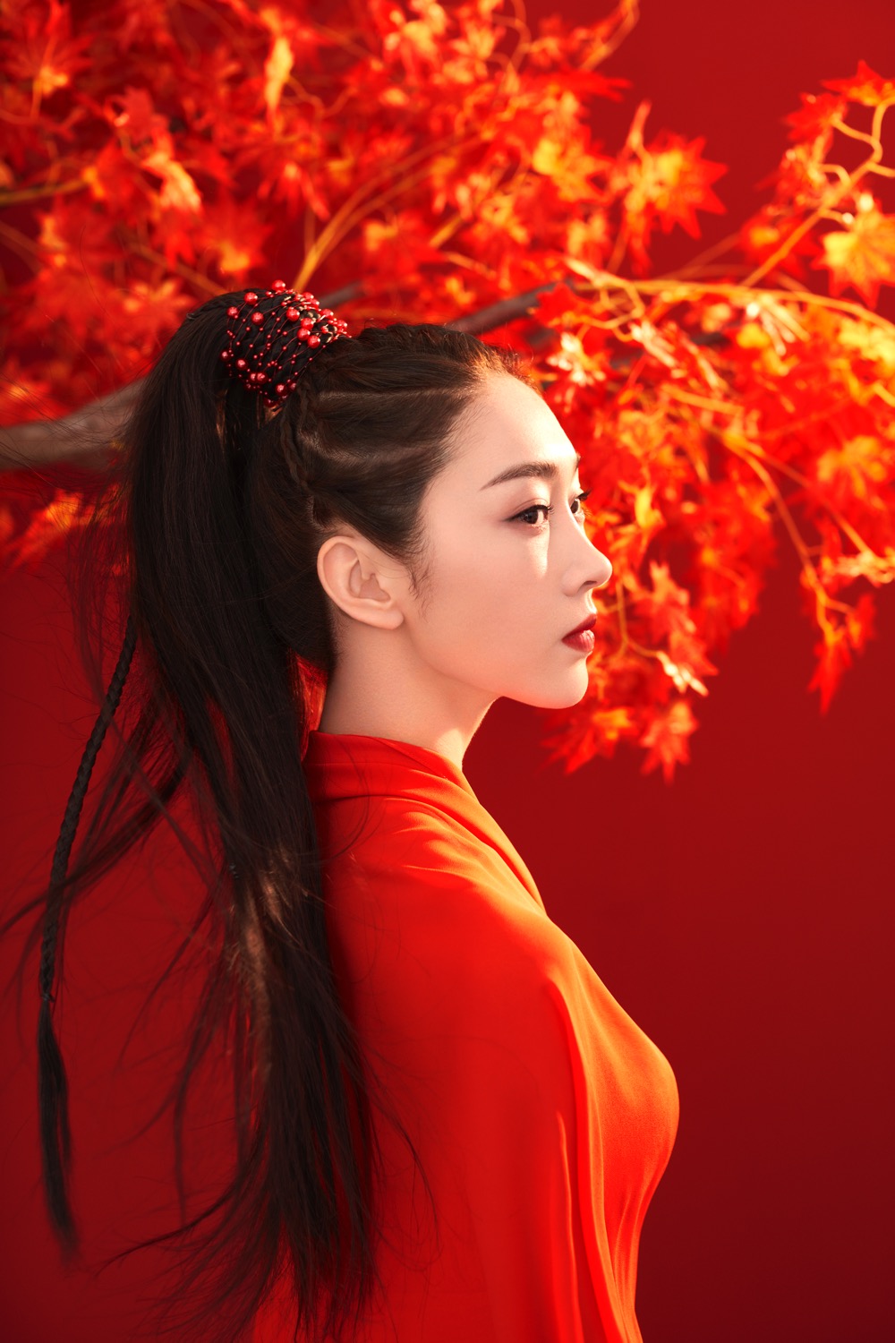 林间风起漫卷侠意宣璐红衣女侠装英气十足