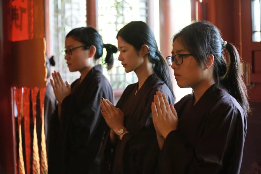 女人在寺庙出家剃度图片