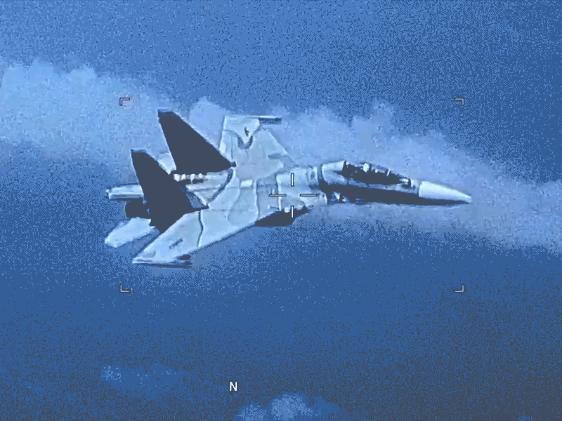 美后院空中对峙!美军机遭苏30战机拦截