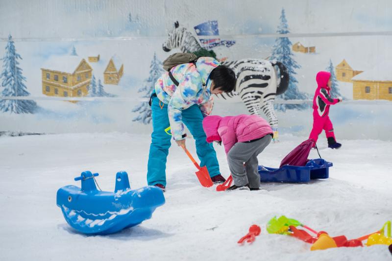 穿上棉衣玩雪避暑上海闵行一商场开出室内滑雪场