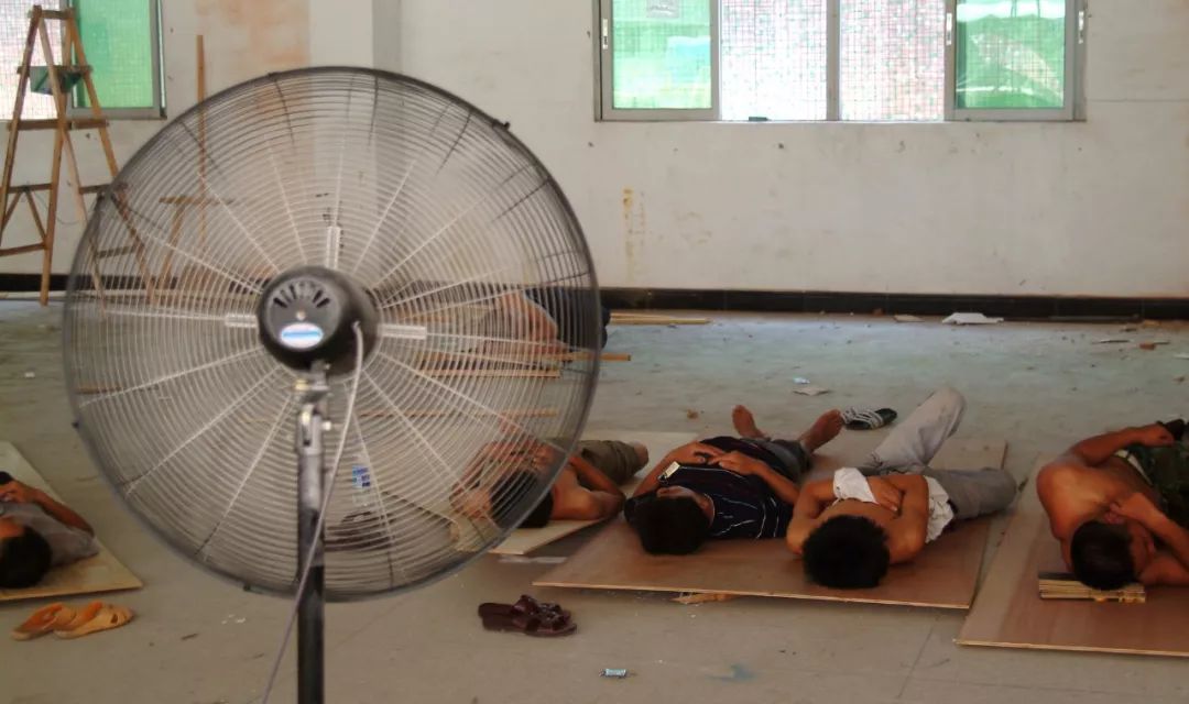 致敬装修工人丨高温酷暑请善待你身边的装修工人