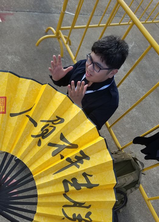 答对10题:著名军事评论员白孟宸老师御用折扇一把