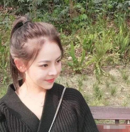 在星爷右边的是在剧里饰演了富二代的一个小校霸,叫做黄蕾,事实上也是