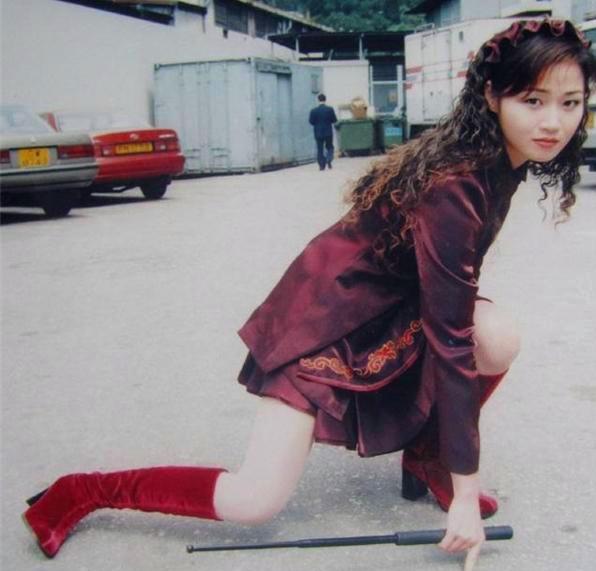 曾因长腿闻名演艺圈,与甄子丹拍拖4年分开,7天内闪婚鬼才编剧