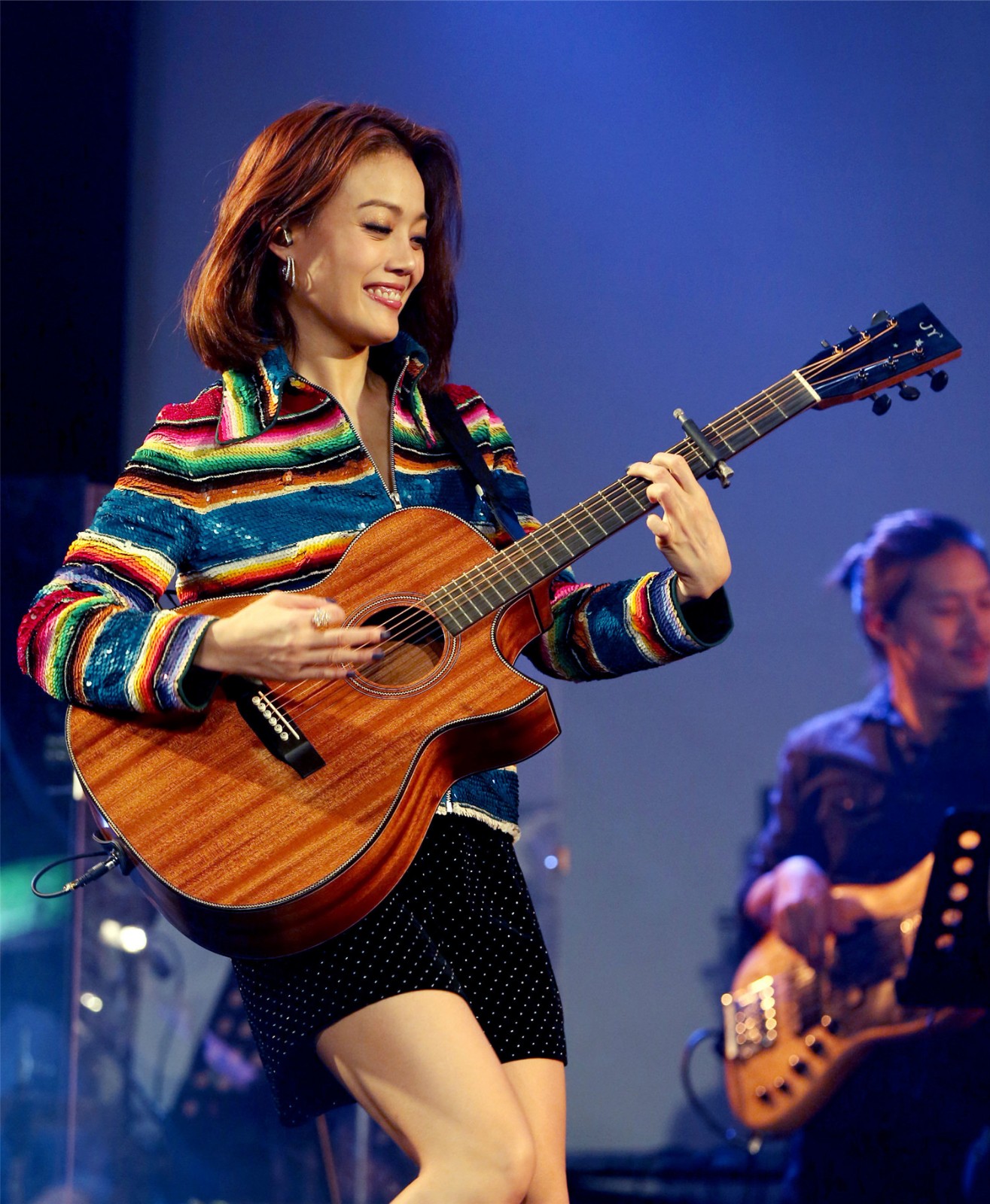 容祖儿拿起吉他自弹自唱为新专辑答案之书三度落泪