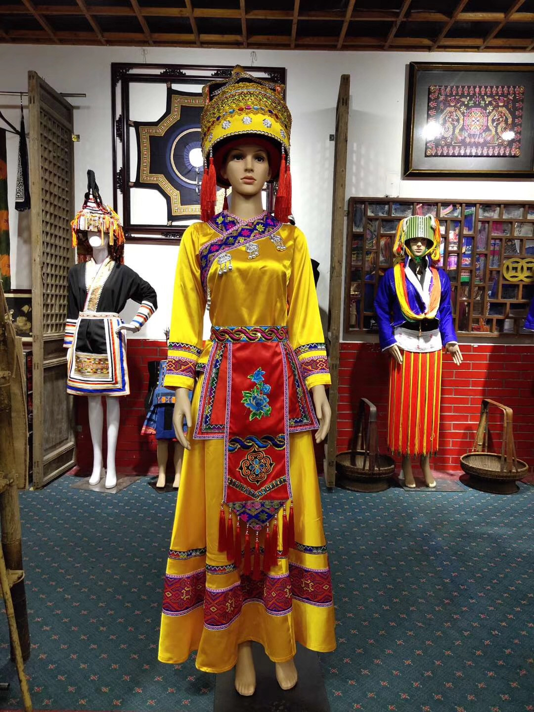 为什么能深受大家的喜爱?就让我们走进瑶绣的历史,了解它的前世今生.