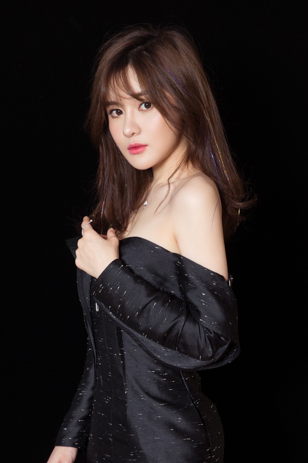 艾如出席时尚活动 抹胸礼服秀出优美一字肩