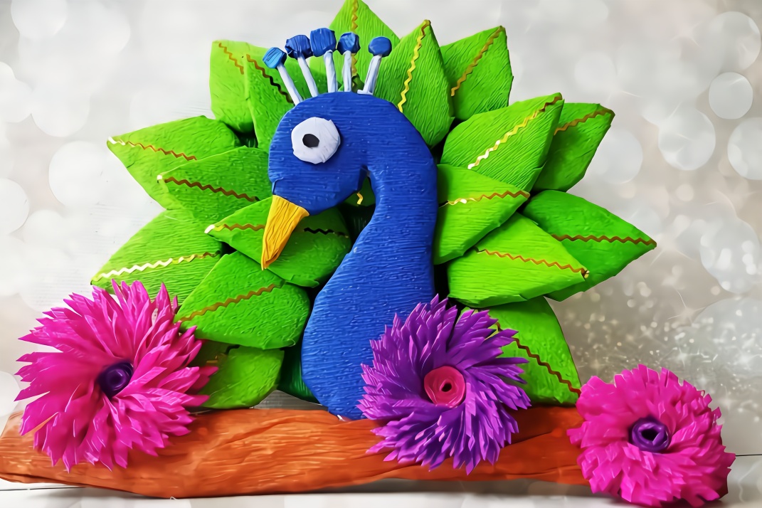 当旧纸板遇到褶皱纸,变成一个五彩斑斓的孔雀装饰!