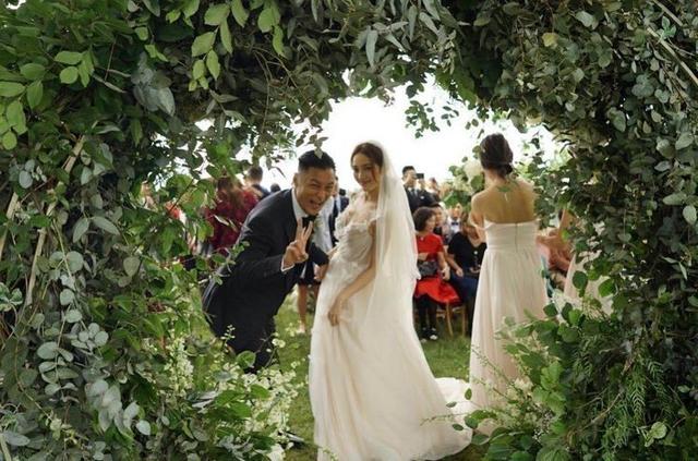 余文乐王棠云晒未公开版婚纱照,两人低调告诉你「平凡的幸福」__凤凰