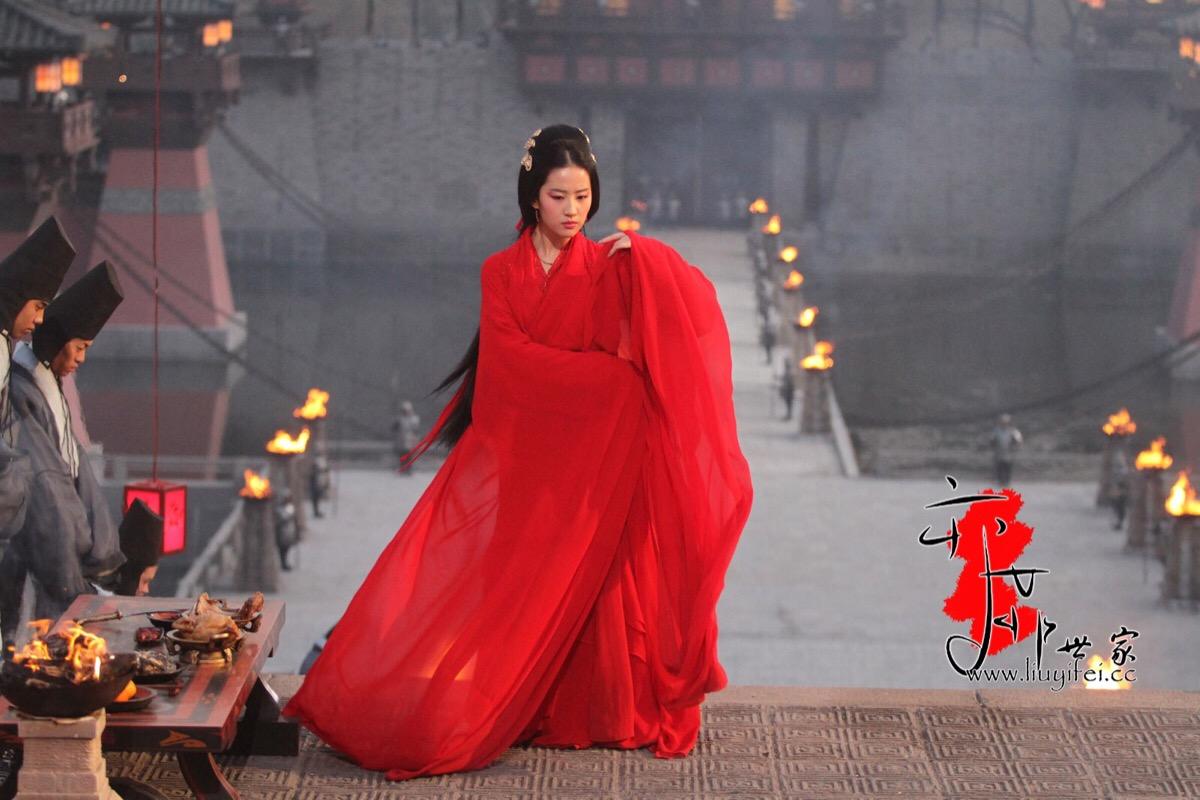 刘亦菲饰演的灵雎,以一朴素的发型搭配7套古装,第一眼就迷倒了