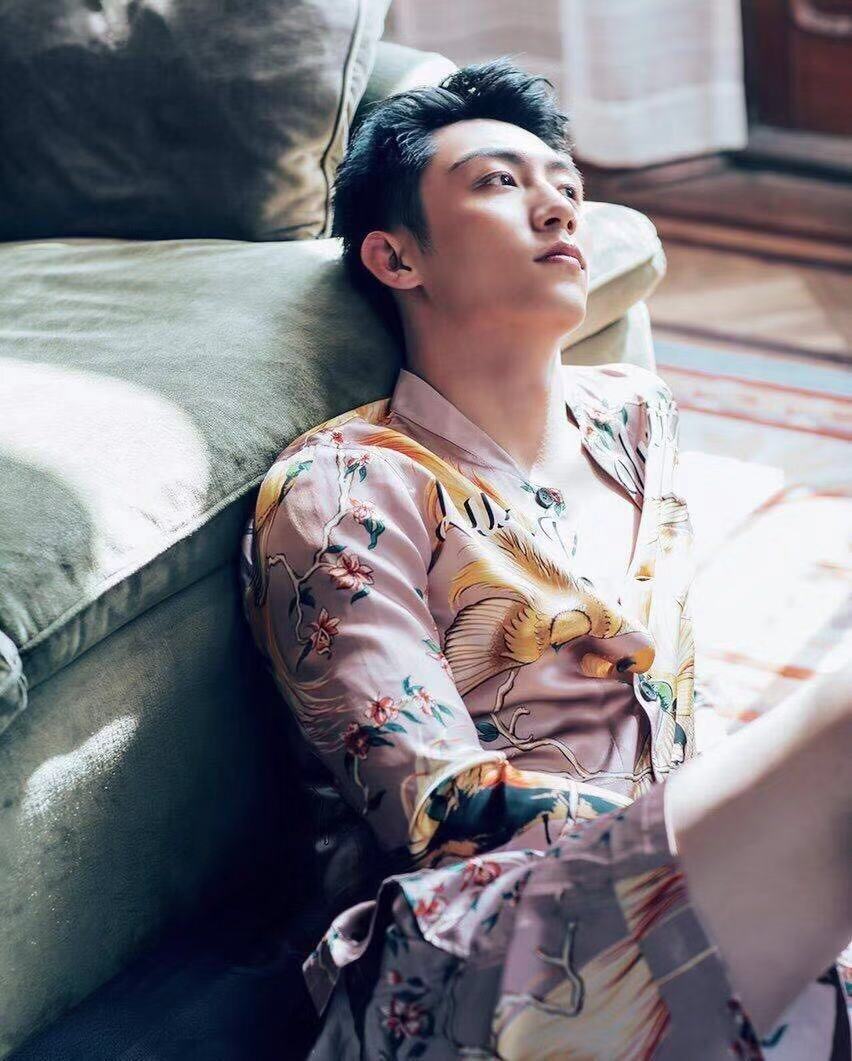 十位男星同穿睡衣,罗云熙陈伟霆朱一龙蔡徐坤邓伦,谁最撩人?