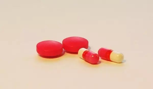 但利福平等与异烟肼同时在早晨服用可使利福平半衰期缩短,利福平可