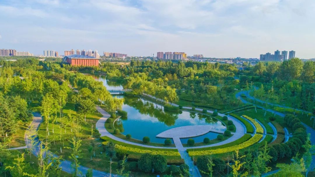 泾渭体育运动公园实景图 ▲中南春溪集项目鸟瞰图 中南春溪集作位一