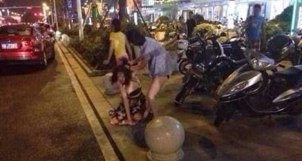 被误认为是小三扒光衣服被暴打判3年够吗