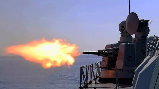 中国海军收到求救信号 舰载机升空发射多枚炮弹 武装船四处溃逃