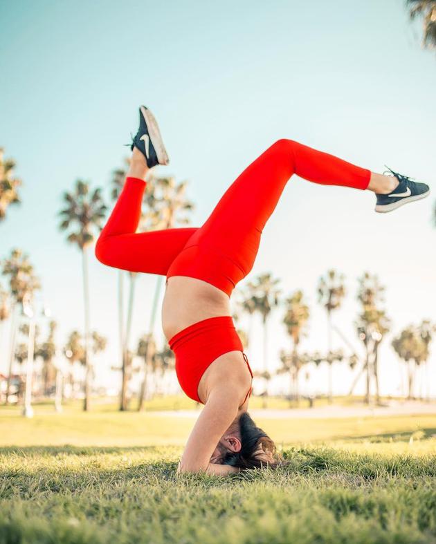 乐基儿挺5个月孕肚做瑜伽 高难度倒立吓坏网友