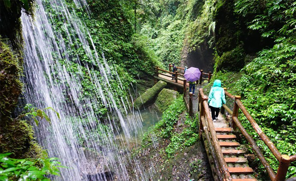 青城山龙隐峡栈道图片