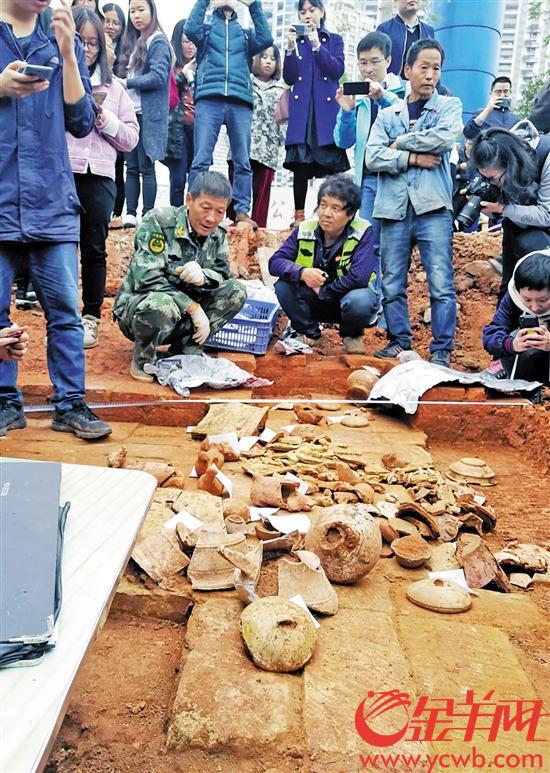 中山大学食堂工地挖出古墓墓穴散落着数十件古物