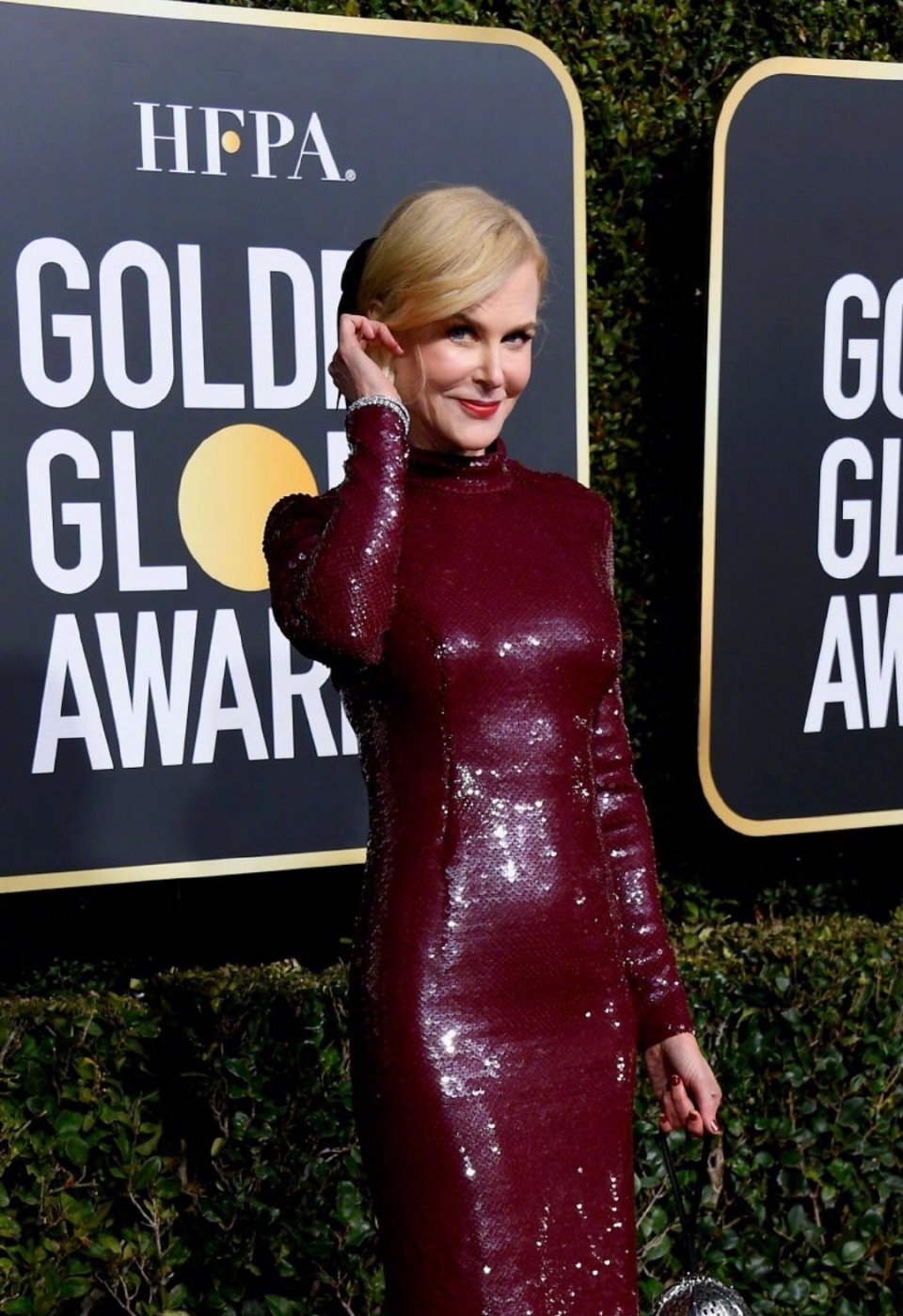 海后湄拉秀丰满上围,金发红唇太美了,网友:人间尤物