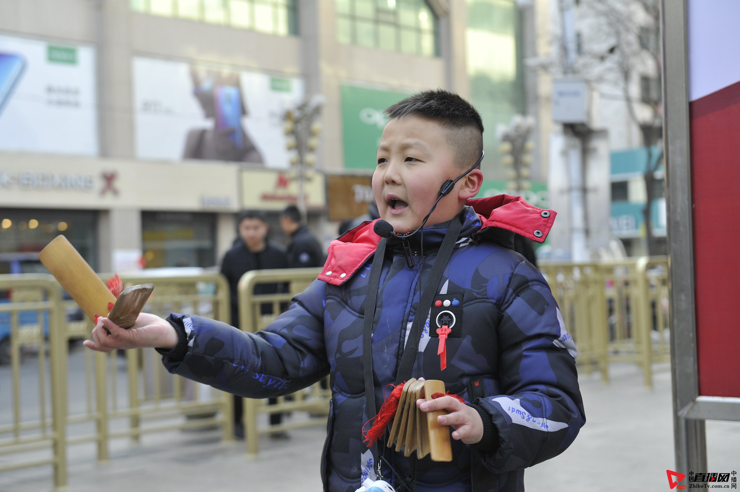 在银川市鼓楼步行街,9岁的刘宁波小朋友正在街头表演快板