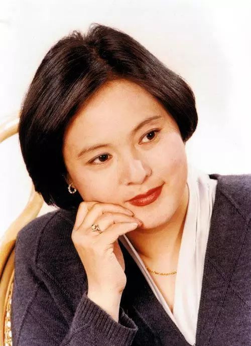 80年代大美人,与郭凯敏离婚,带儿嫁画家幸福,今演上海大妈翻红