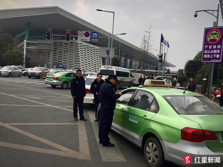 成都火车站地区设"严管区 出租车随意上下客顶格处罚