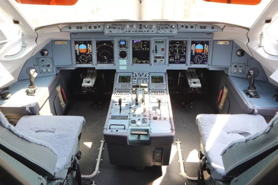 福克100飞机驾驶舱图片