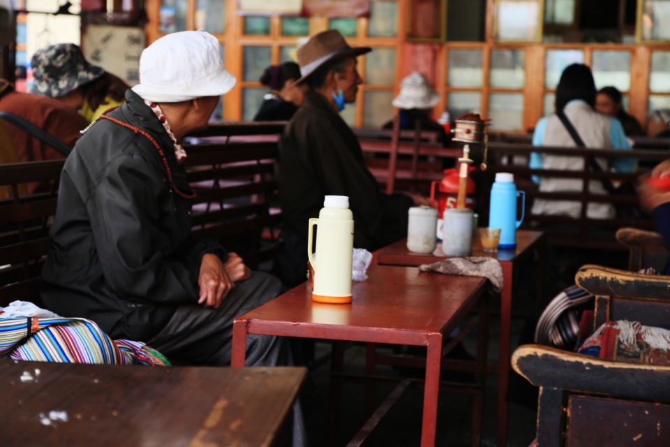 尼姑开茶馆游客喝茶吃肉拉萨城这座佛教茶馆全藏惟一