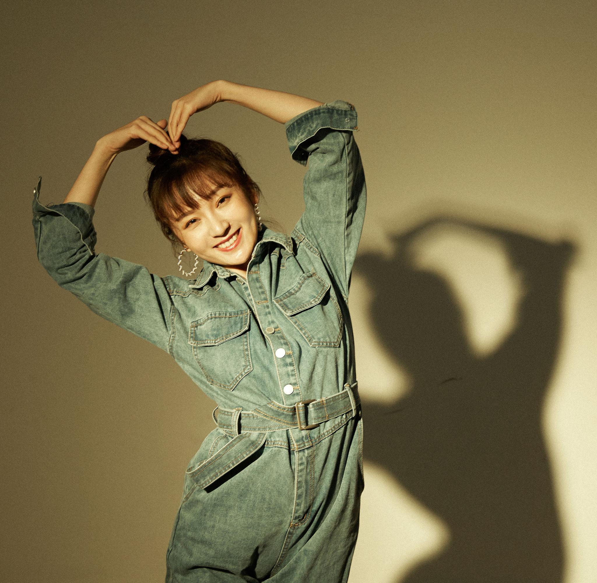 张樟最新写真自带喜庆脸 连体牛仔服帅气满分_凤凰网娱乐_凤凰网