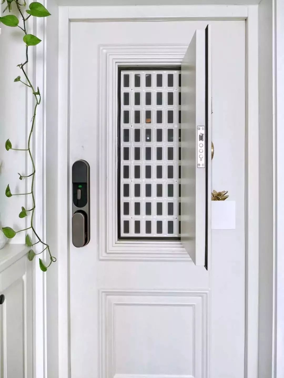 门上用 磁吸收纳盒来收纳拆快递的工具和零钱罐,实用又方便.