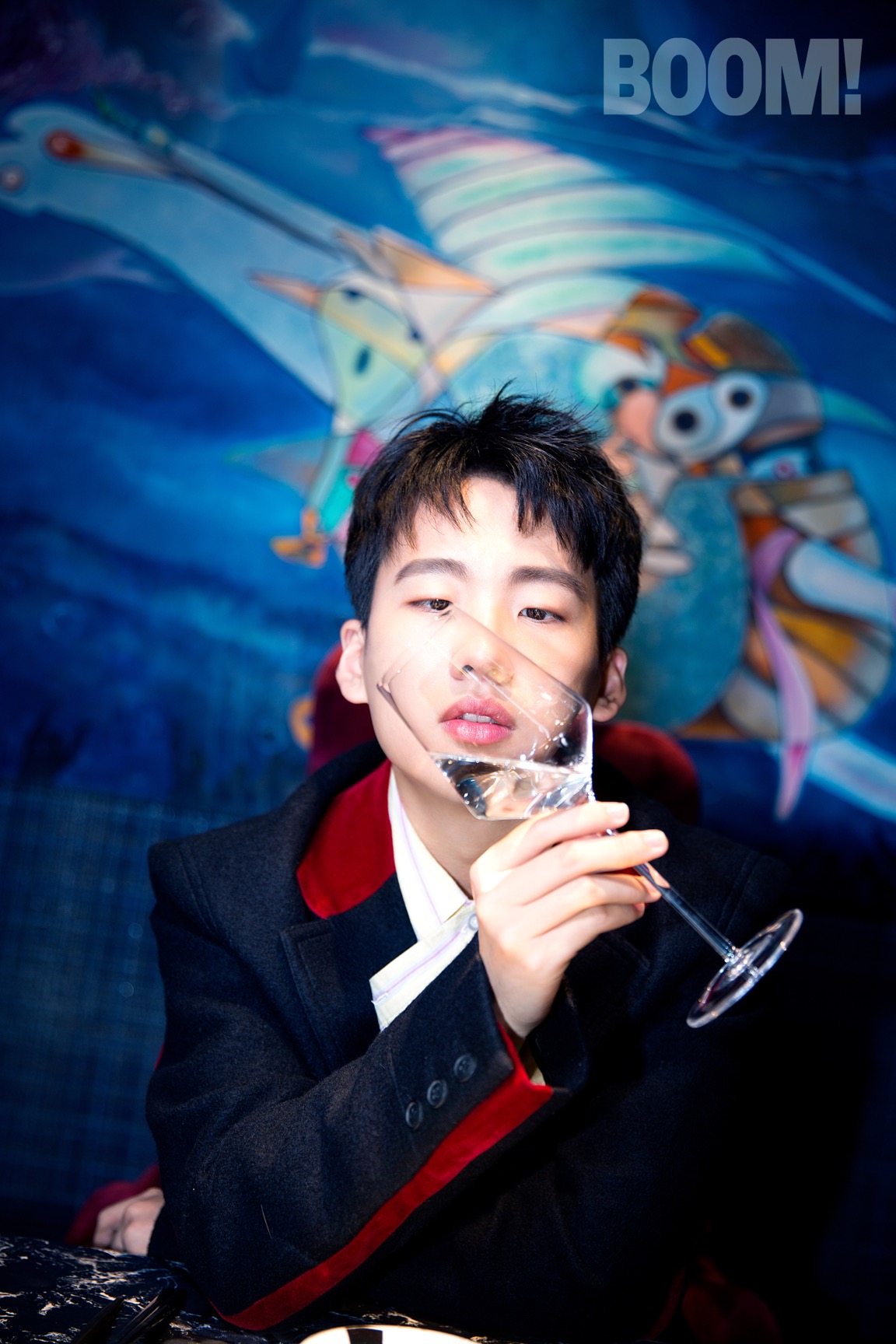 郭麒麟最新街拍上线 演绎偶尔严肃的"正经青年"