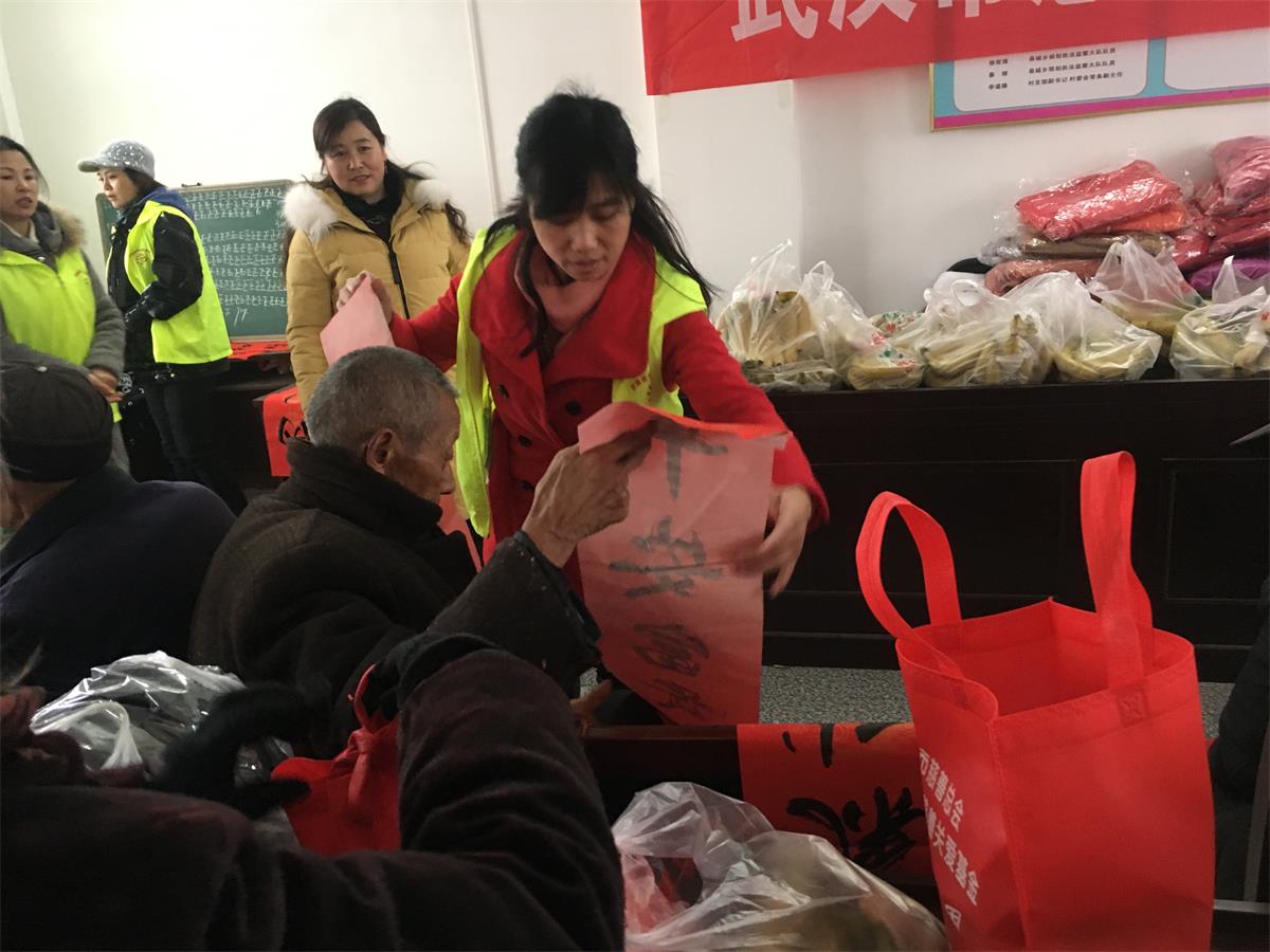 1月31日,下了一夜的大雪,传统春节来临之际;湖北大悟县丰店镇大别山