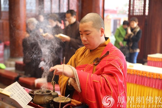 法会由厦门鸿山寺监院庚心法师主法(图片来源:凤凰网佛教 摄影:厦门