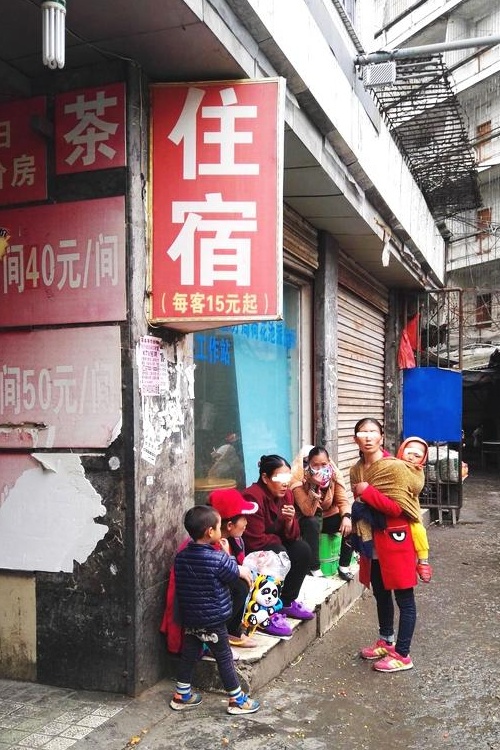 火车站门口50元一晚的旅馆敢住吗拉客大姐告诉你实情