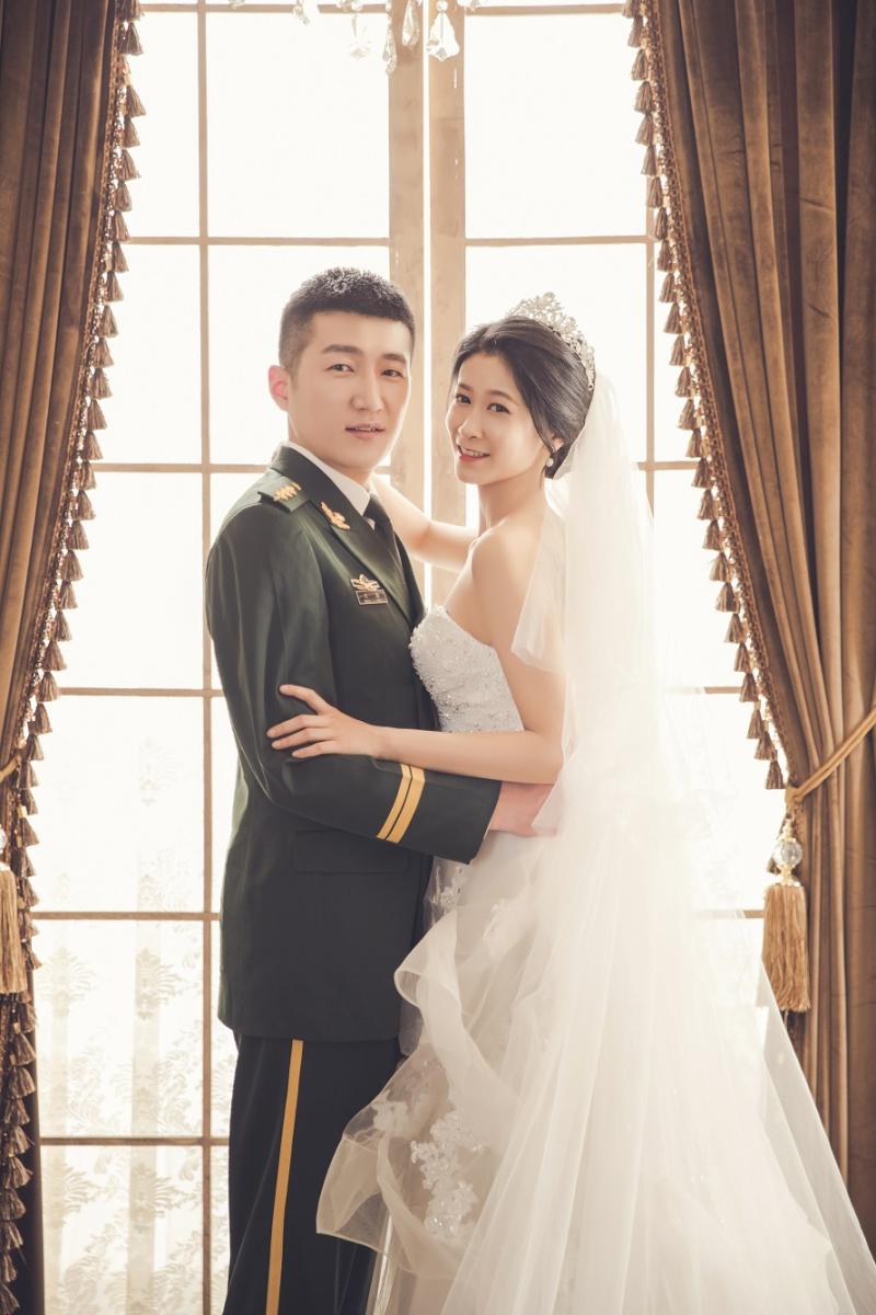 武警战士的情人节礼物送你一枚军功章