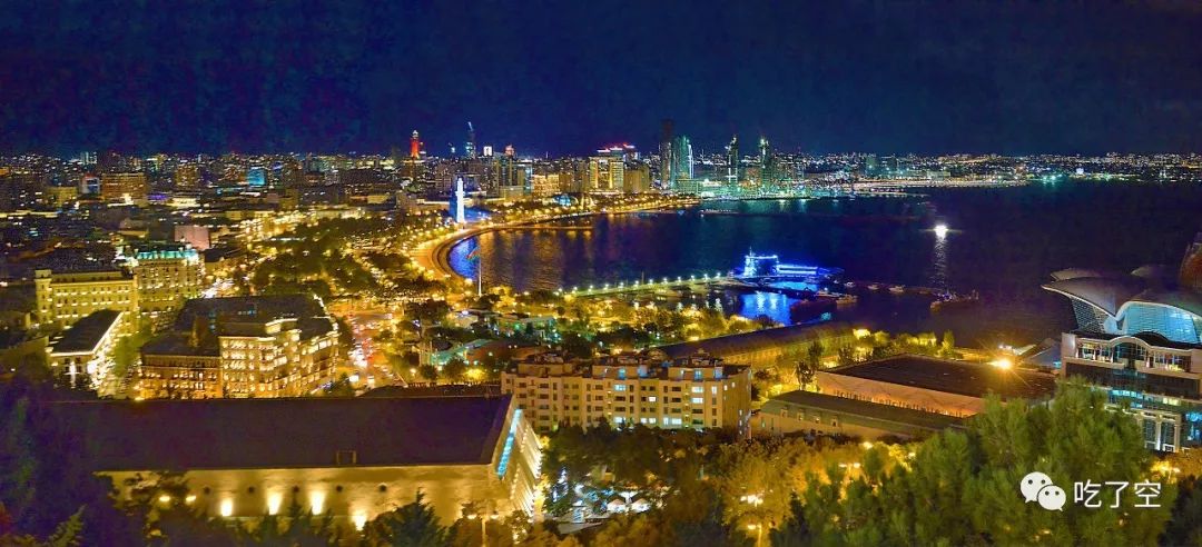 夜色里,巴库湾沿岸的街道像绿色的琉璃.