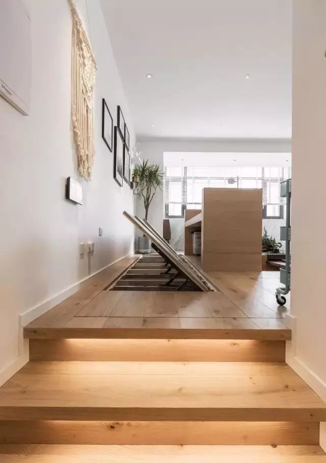 利用多层板制作地台柜 抬高的5公分 地面空间做收纳,够机智吧~ "嫡忖