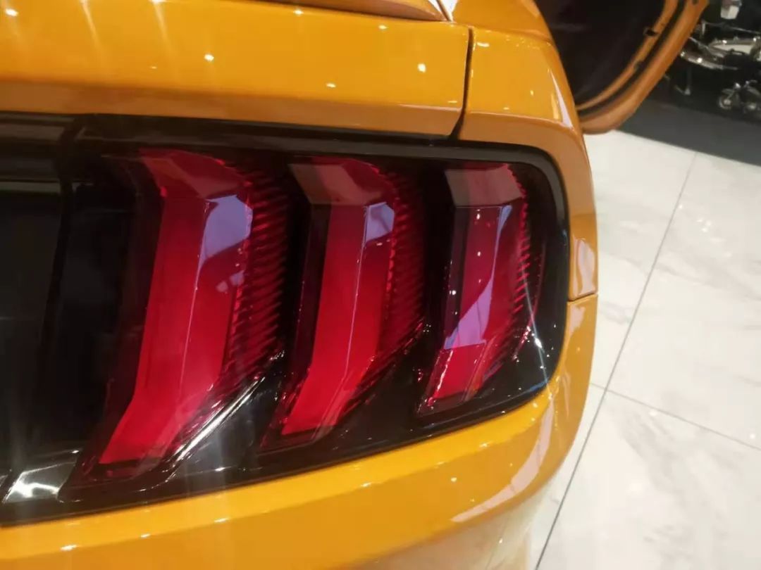 那鲨鱼嘴前脸两旁炯炯有神的前车灯,就好像鲨鱼眼睛能透过身体看见你