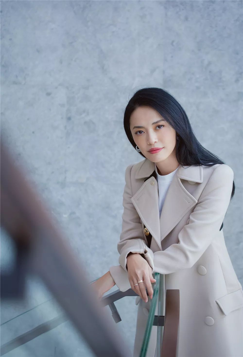 宣传新剧还秀衣品姚晨亮出职场系范本穿搭米色大衣气质好知性