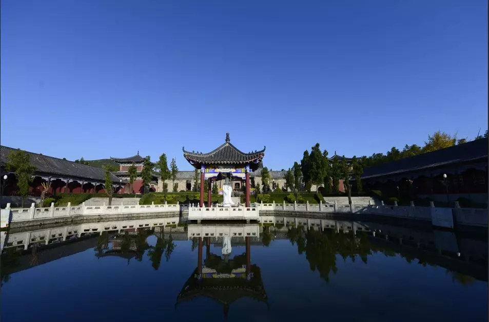 妙高禪寺座落在西九華山半山腰上,佔地面積80餘畝,四周翠竹環繞,雲霧