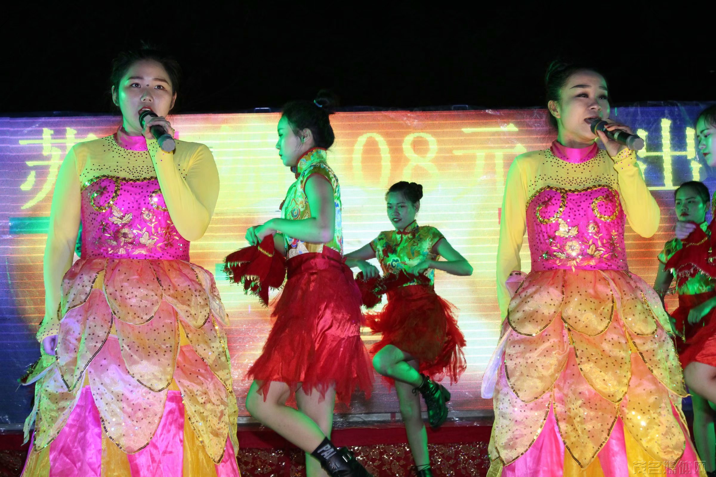 歌舞升平年例至,同心聚力村富强!