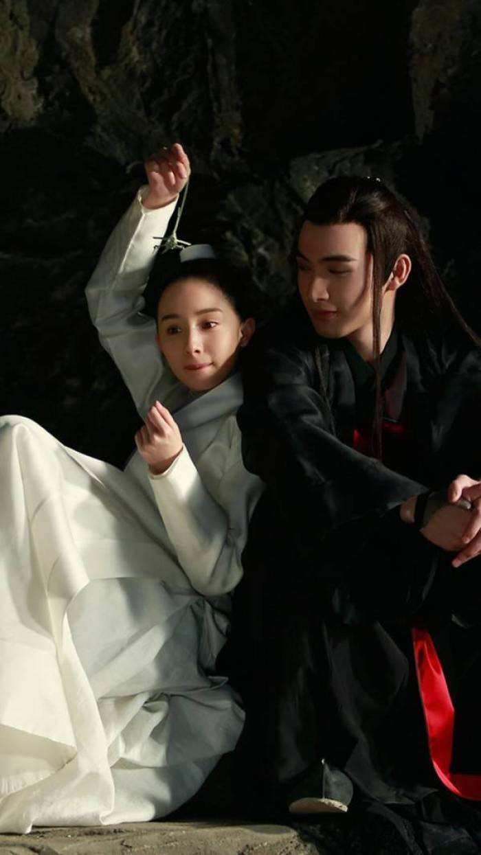 杨幂新剧《暴风眼》发布官宣海报,这次"离境"与"白浅"在一起了!