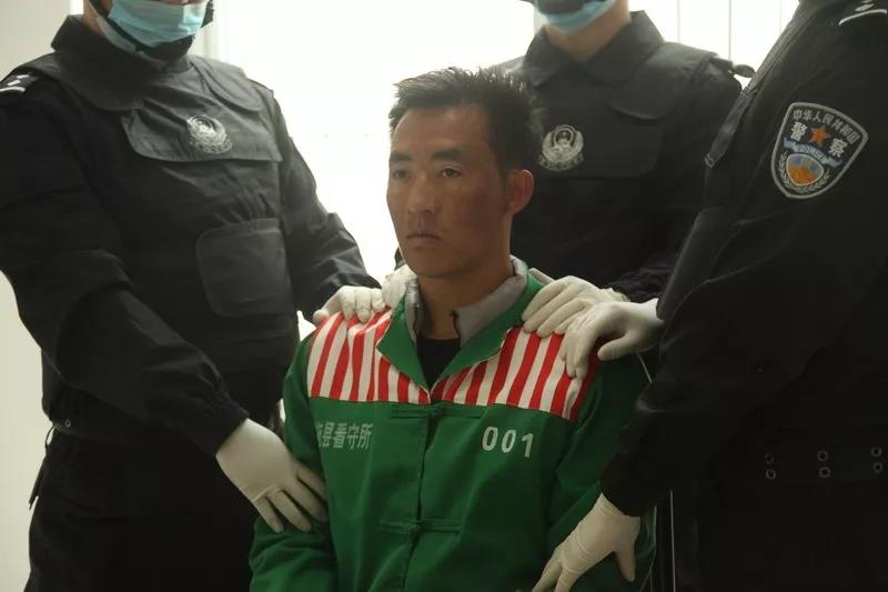 两次投掷手榴弹举枪射击民警致1死一罪犯被执行死刑