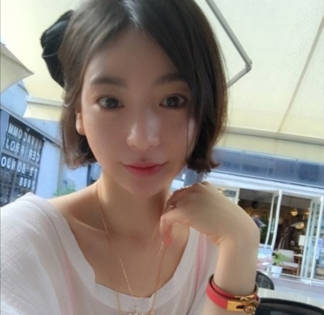 黄荷娜2月28日在ins发文称:"你居然和经纪人联手,在犯下错误后逃亡