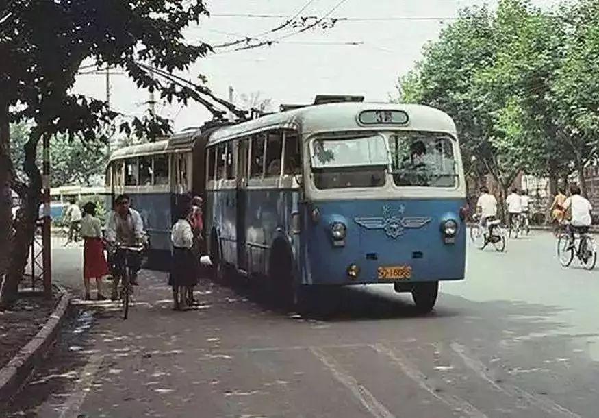 現在,青島的公交線路四通八達,沒有到不了的地方,公交車成了我們生活